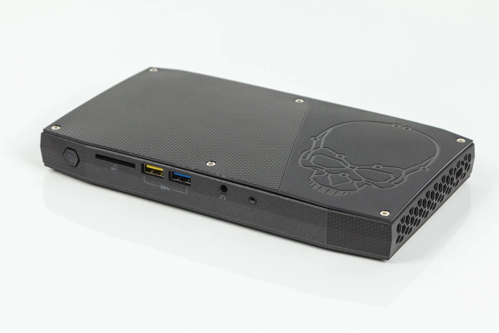 Rog nuc. NUC Skull Canyon. Intel Skull Canyon. Intel NUC Skull. Scull Canyon NUC.