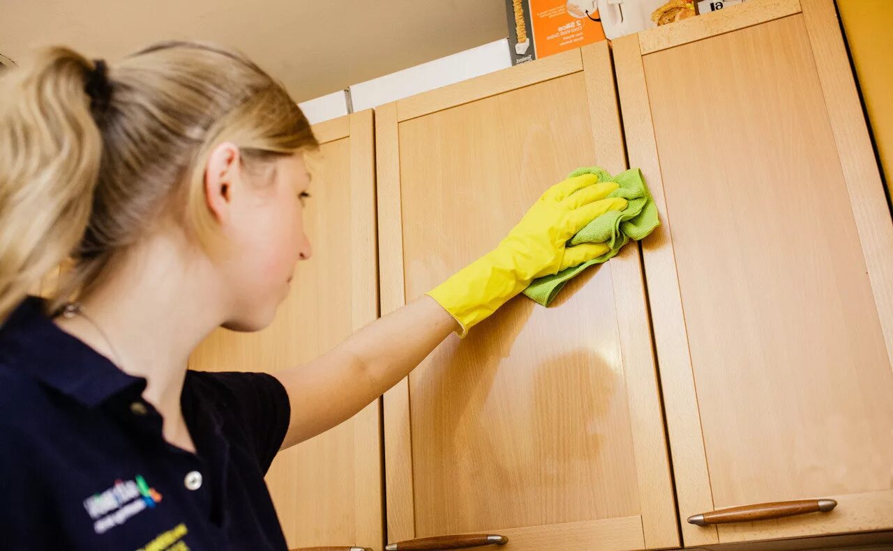 Мытье мебели. Мытье кухонного гарнитура. Уборка в кухонных шкафах. Протирает мебель.