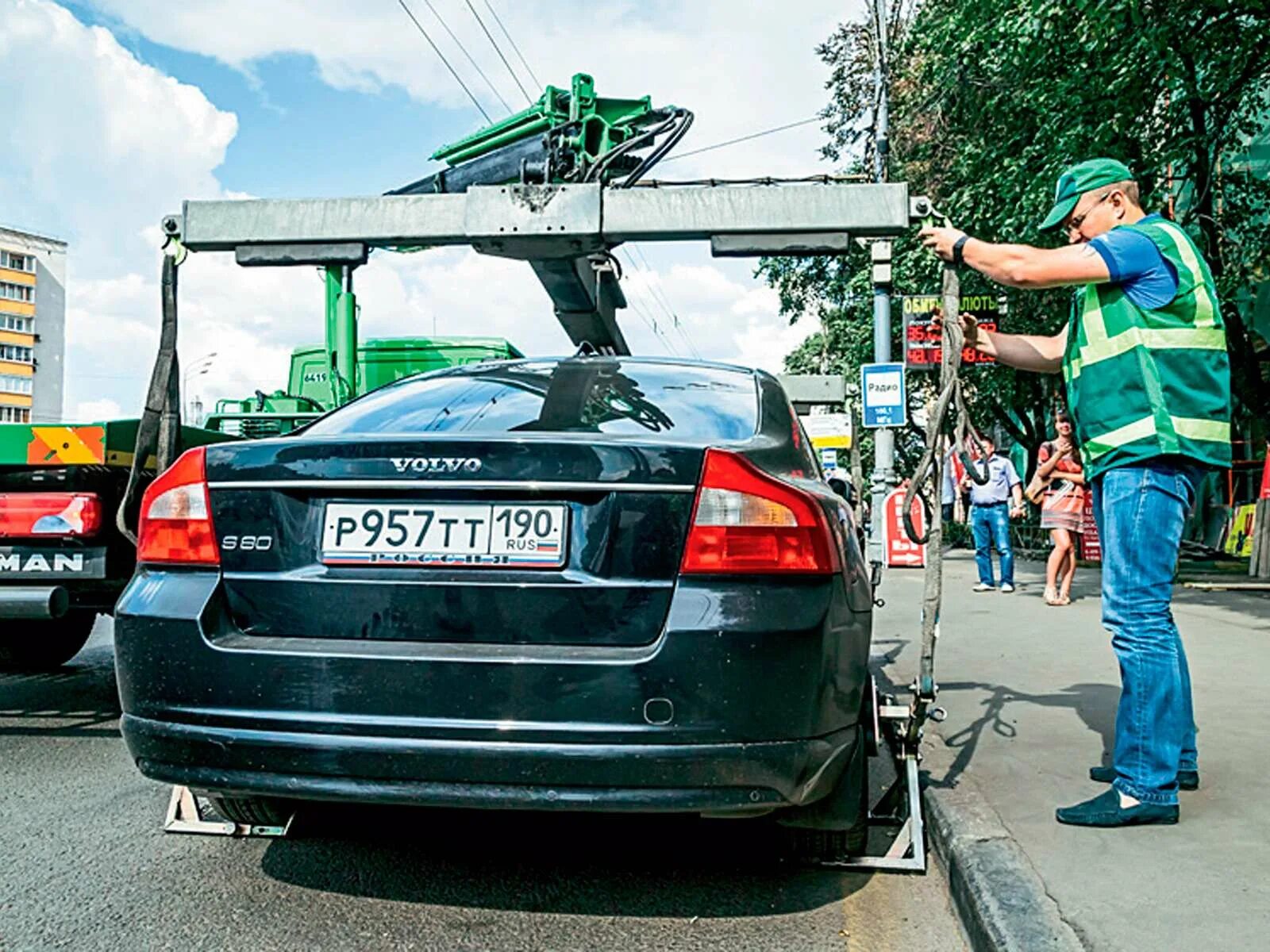 Автомобиль эвакуация автодруг. Эвакуация авто. Штраф на машину на эвакуаторе. Эвакуируют авто. Штраф за эвакуированную машину.