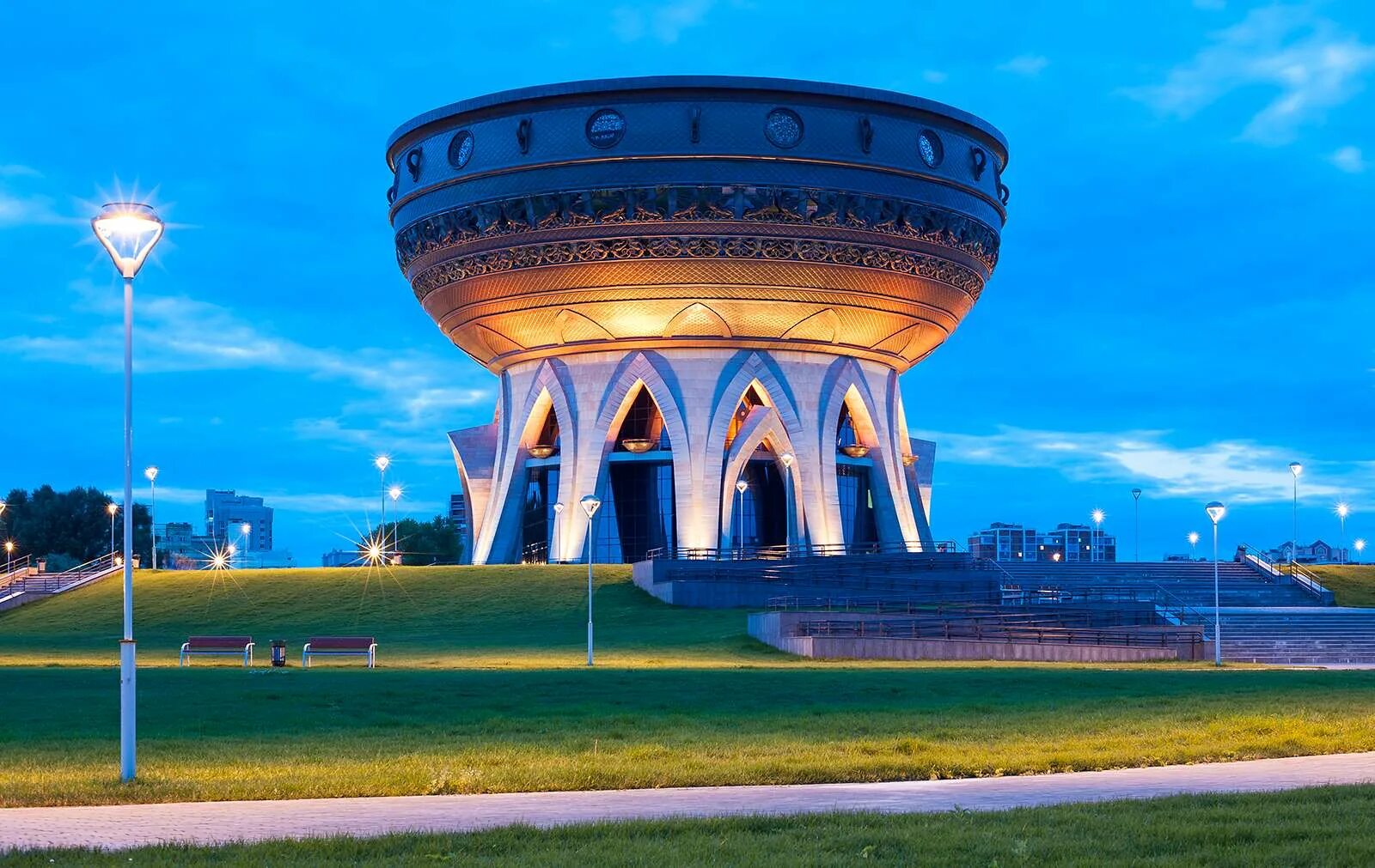 Загс казань чаша. Казань столица татарстана. Центр семьи казан в казани. Казан ул сибгата хакимова 4. Центр семьи казан, казань, улица сибгата хакима, 4.