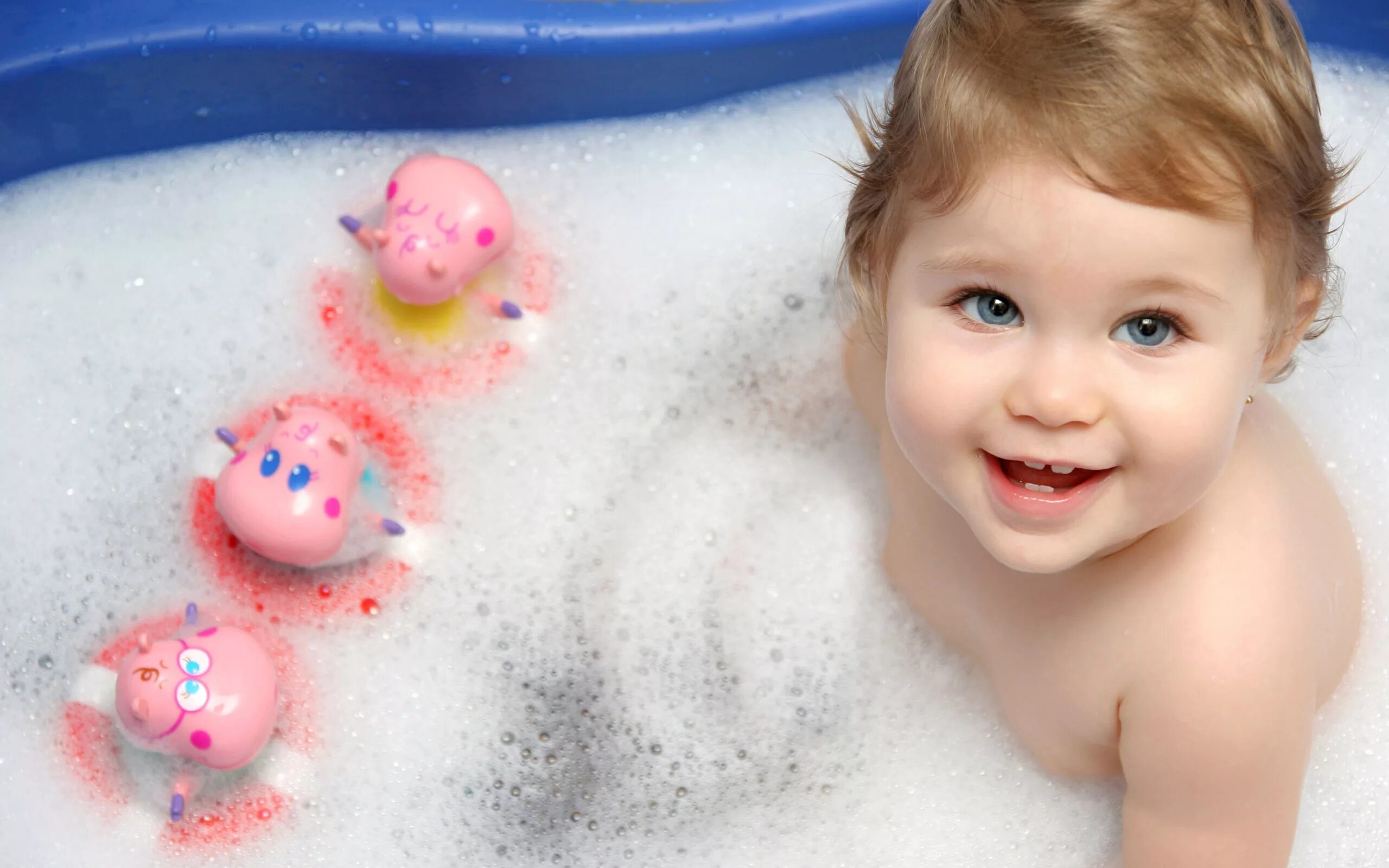 Child bath. Малыш в ванной. Малыш купается. Дети купаются в ванной. Детская фотосессия в ванне с пеной.