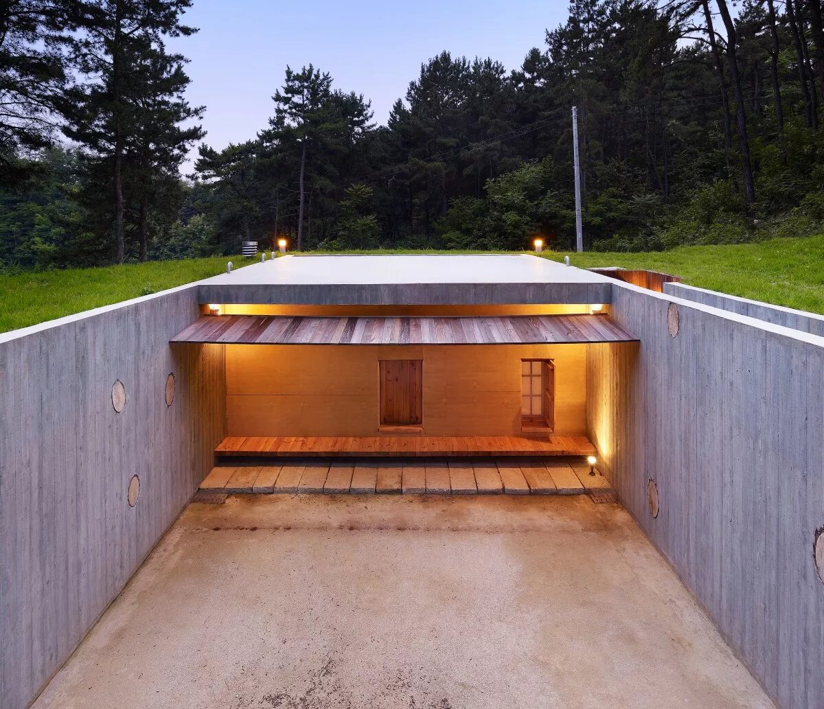 сваи на склоне. двор с перепадом высот. террасирование участка. перепад высот на участке. отмостка.