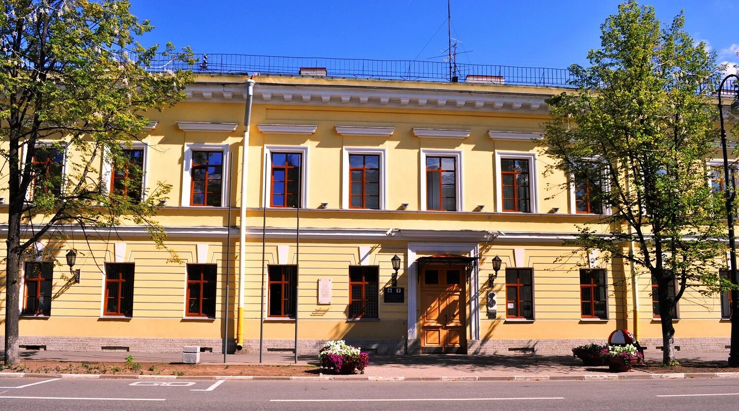 10 кронштадт. Кронштадт администрация здание. администрация кронштадтского района санкт-петербурга. администрация кронштадтского района. кронштадт здание администрации города.