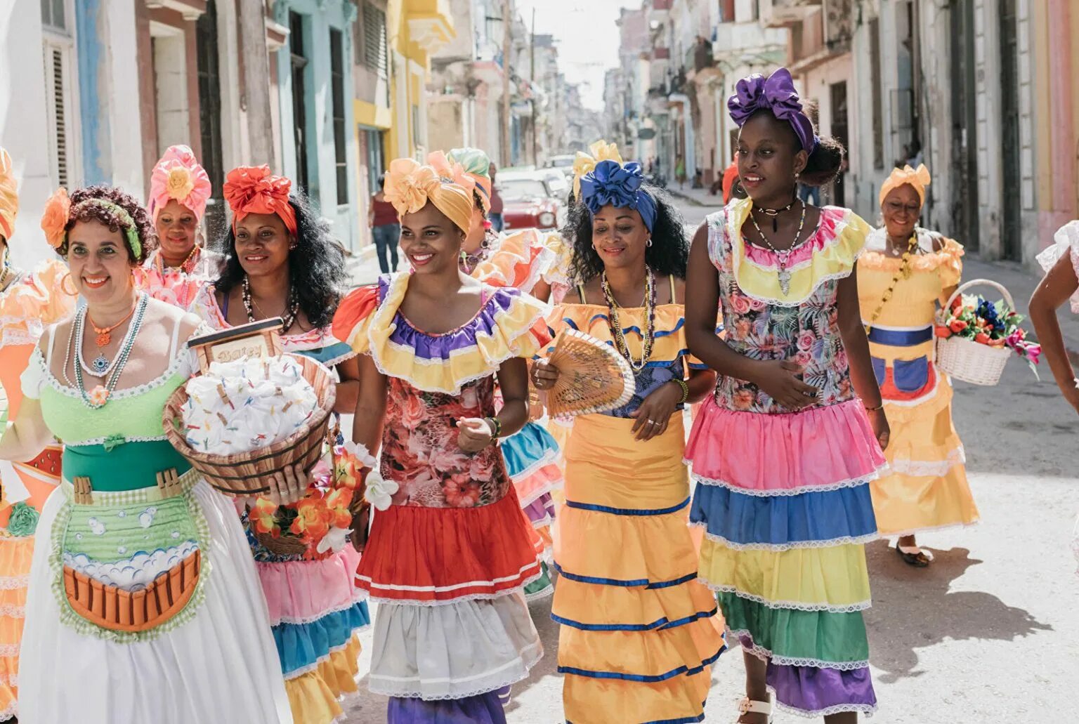 Перевод на кубинский. Гавана карнавал Куба. Куба Варадеро колорит. Варадеро кубинцы. Креолы Мексики.