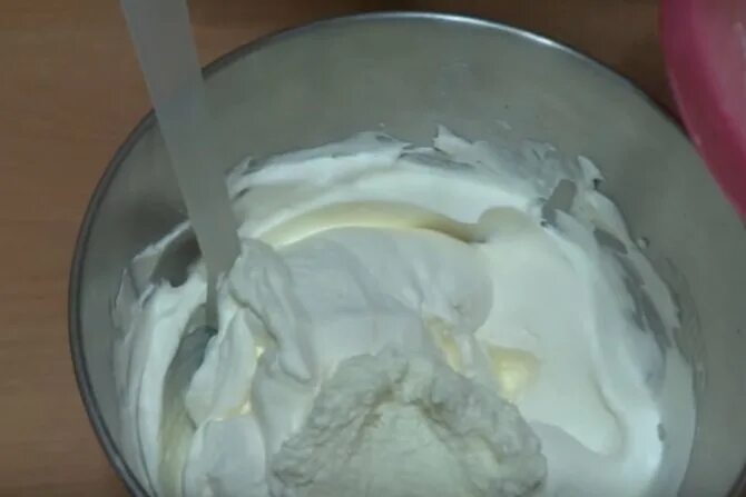 Крем из творога и сгущенки. Крем творожный для торта со сливками и сгущенкой. творожный крем со сгущенкой. крем из творожного крема со сгущенкой. крем для торта из творога и сгущенки.