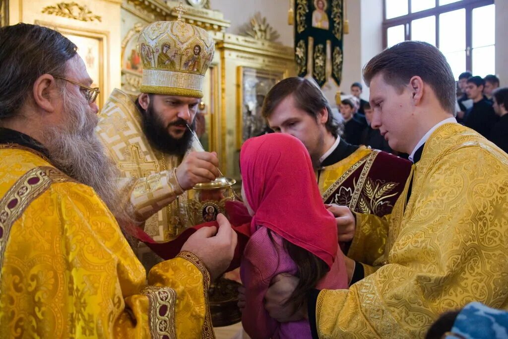 Причащаться в церкви что это. Евхаристия Причастие в храме. Таинство церкви причащение. Таинство Святого Причащения (Евхаристия).. Причастия в православном в храме.