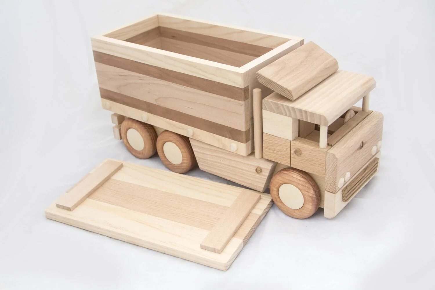 Постройте грузовик. Деревянный грузовик. Деревянные машинки. Грузовые машинки из дерева. Модель грузовика из дерева.
