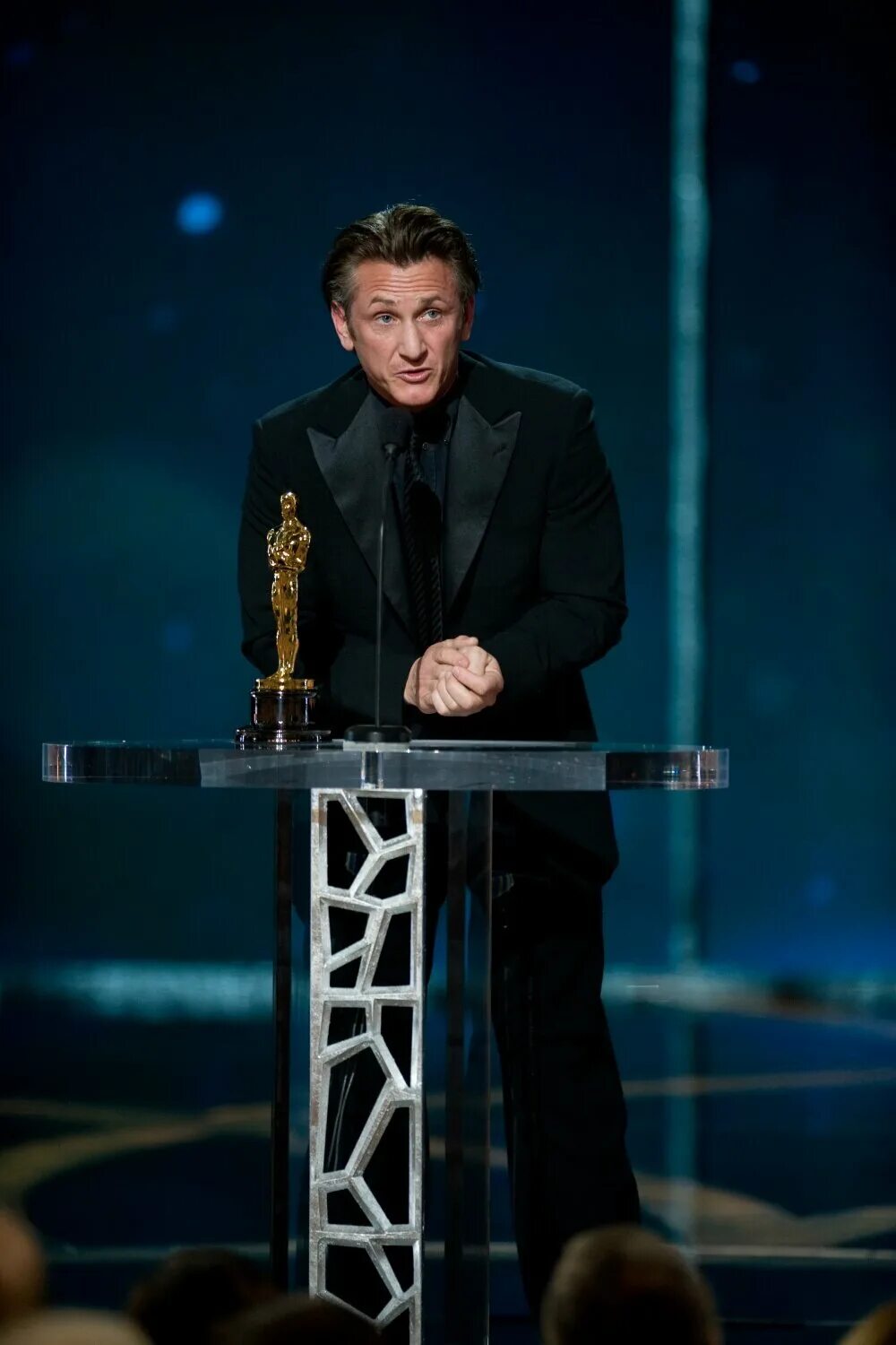 Премия оскар 2009. Шон пенн оскар. оскар 2009. шон пенн вручил оскар зеленскому.