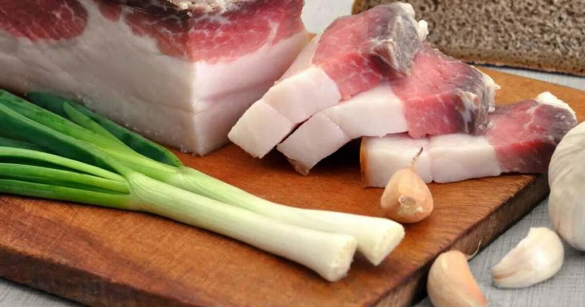 Це сало. Ой сало сало українське сало. сало с чесноком. кусок сала. нарезанное сало.