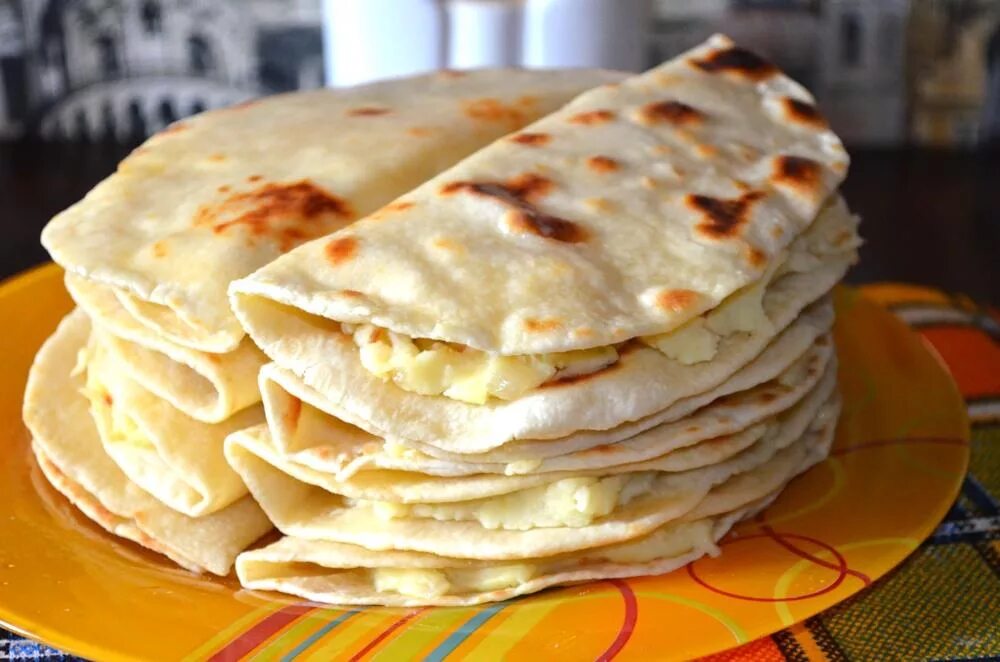 Татарские лепёшки кыстыбый. Татарская кухня кыстыбый. Кыстыбый. Татарская выпечка кыстыбый. Татарская национальная кухня кыстыбый.