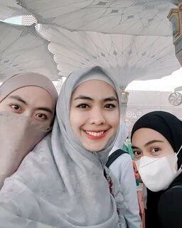 4. Walau mengunggah beberapa momen di Tanah Suci, Ricis dan Ryan kompak tak...