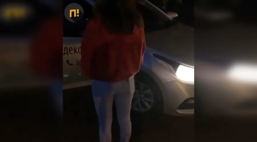 Таксист трогает уснувшую девушку. Таксист износил девушку. таксист домогается до пассажирки. таксист износиловал девушка.