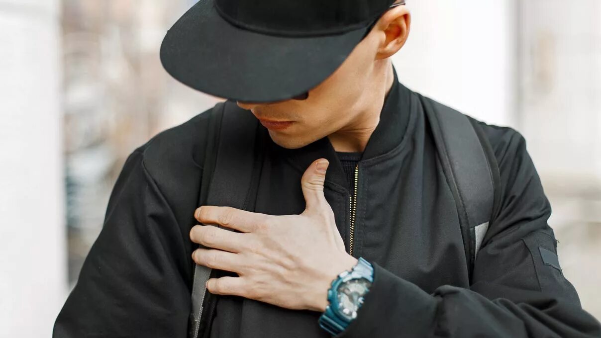 полицейский в большой фуражке. эштон катчер в бейсболке. огромная фуражка. чел в синей кепке. томас шелби в шляпе.