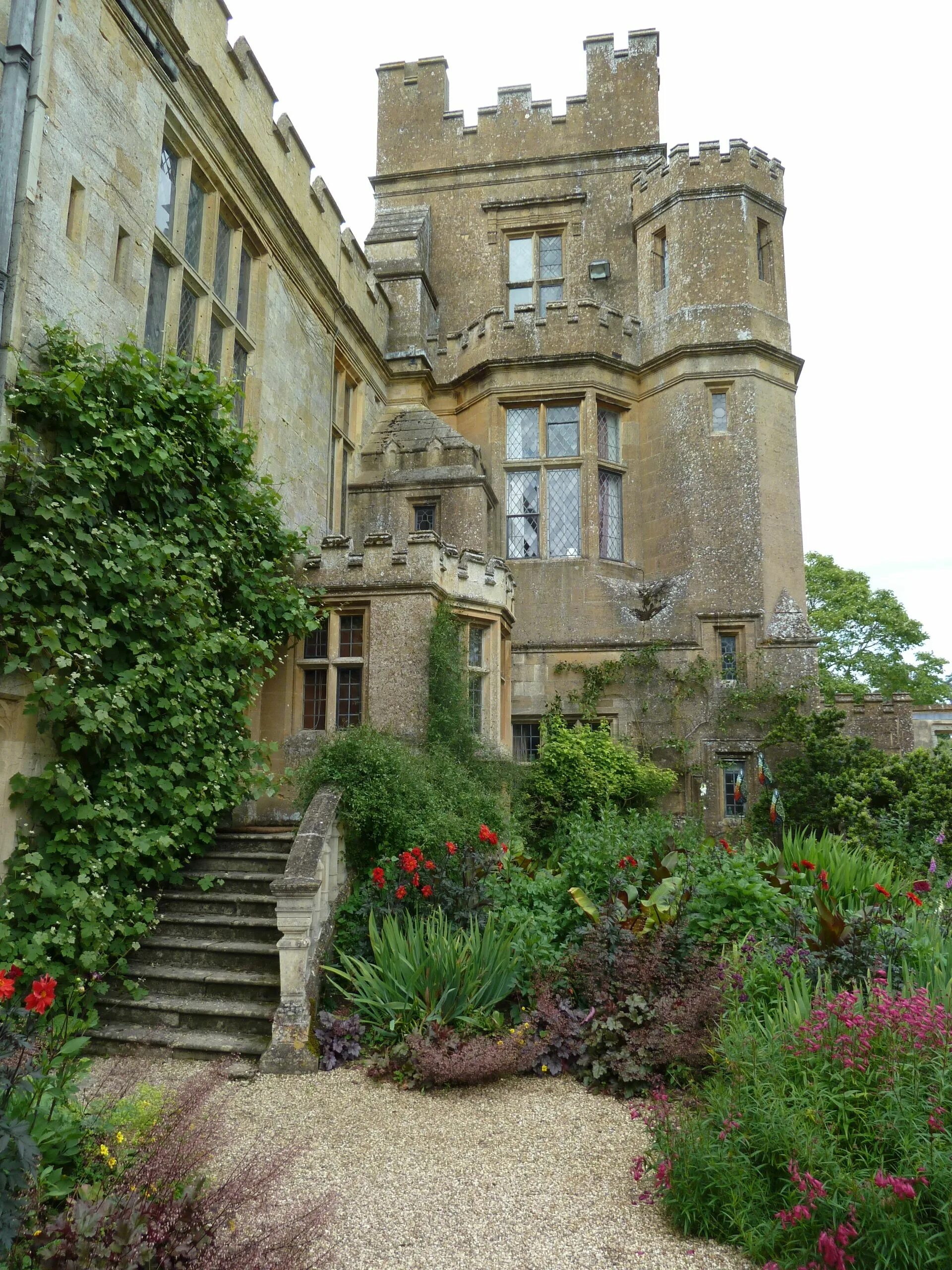 Бывший английский замок. Англия Sudeley Castle. Садэли Кастл замок Англия. Особняк Лайссэдэлл в Ирландии. Руины замков в Англии.