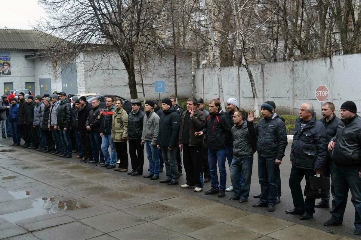 Очереди мобилизованных. Очереди мобилизации. очереди в украинские военкоматы. мобилизация в гуково. волны мобилизации очереди.