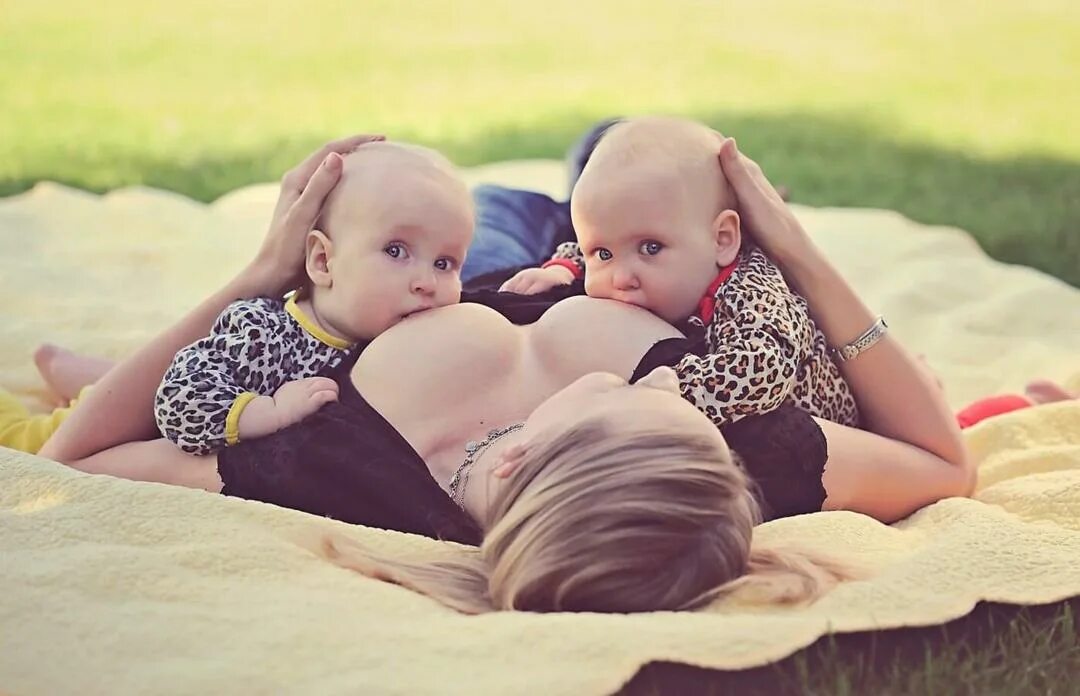 Кормление грудью. Мама с близнецами. Грудное вскармливание двоих детей. Кормление двойни. Кормящие мамы инстаграм