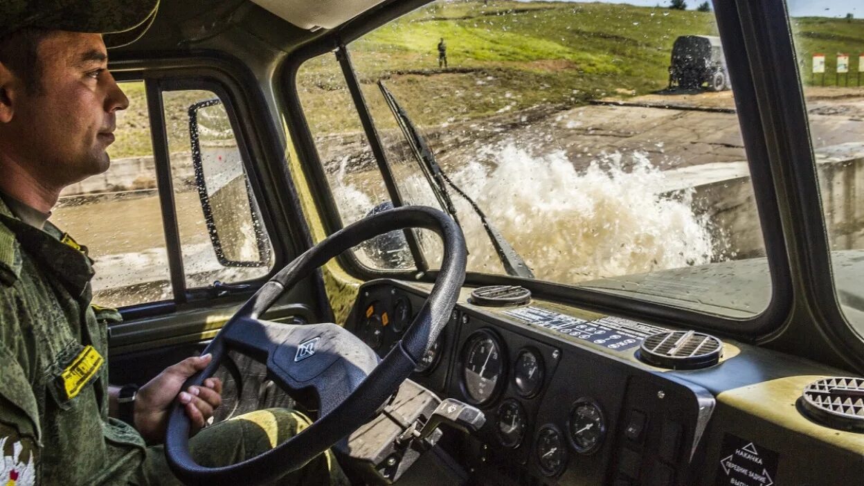 Военный водитель. Водитель в армии. Военные водители России. Военный водитель Урала.