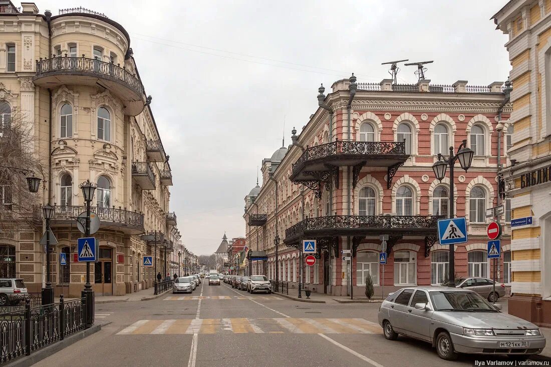 Улицу назвали красной. Улица Никольская Астрахань. Улица Никольская Астрахань фото. Доходный дом Тавризова Астрахань. Никольская улица 5/15 Астрахань.