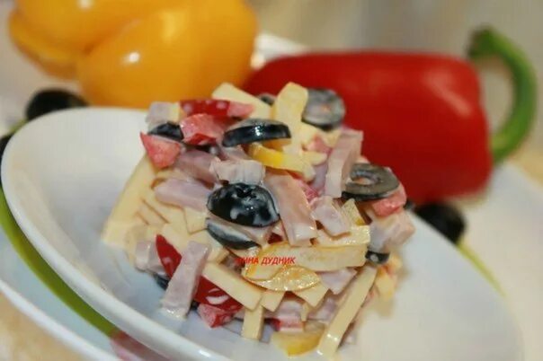 Салат с ветчиной и болгарским перцем и помидорами. Салат из говяжьего языка с болгарским перцем. Салат ветчина сыр болгарский перец. Ветчина болгарский перец. Салат ветчина сыр болгарский перец огурец.