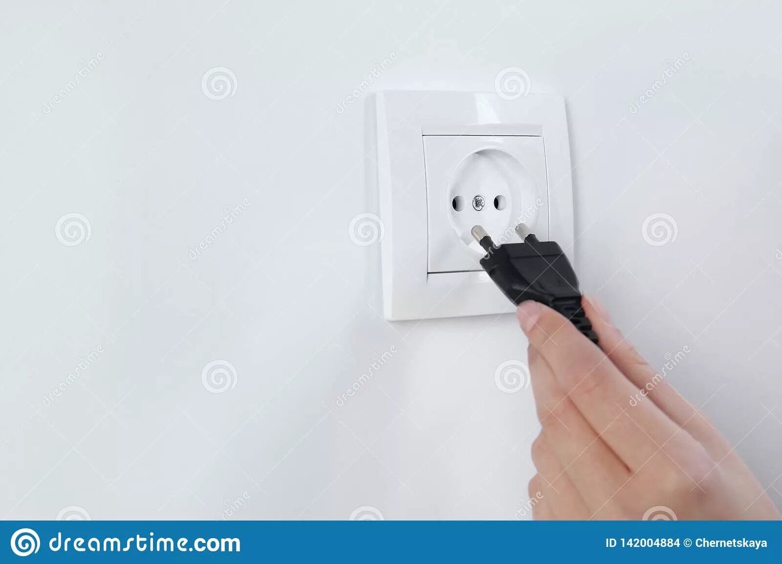 Putting plug. Искра в розетке. Розетка в руках. Как провод с вилкой засунуть за трубу. Putting plug.