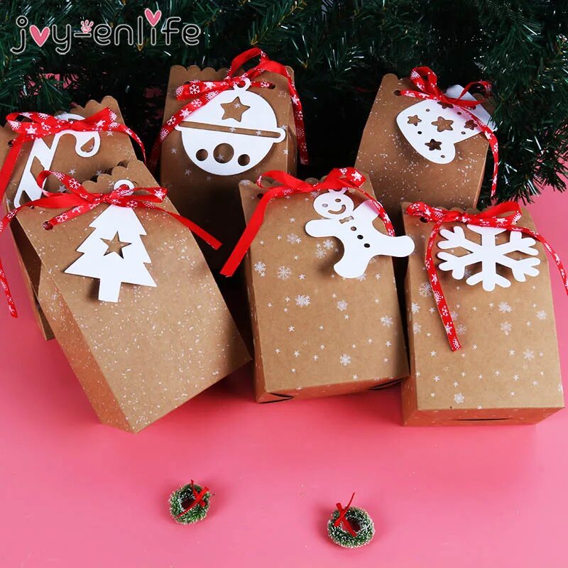 Новогоднее украшение коробок. Новогоднее печенье в подарок. Украшение новогодних коробок. Крафтовые коробки новогодние. Рождественское печенье упаковка.