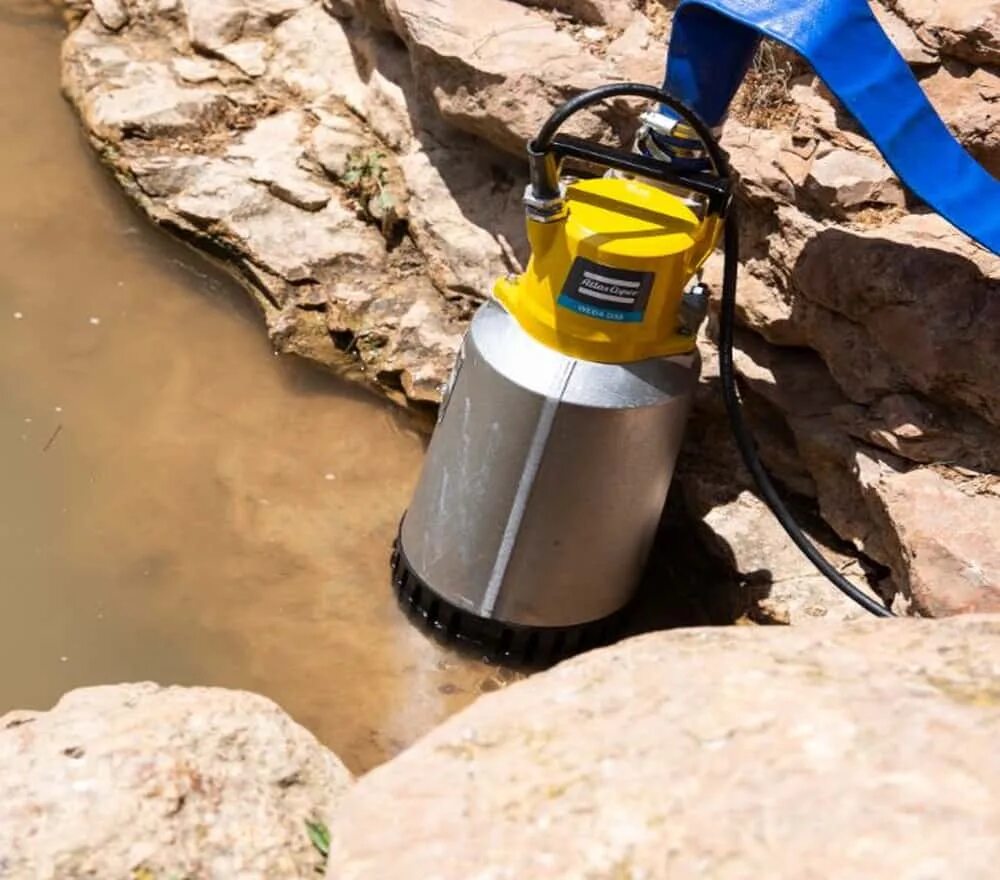 Чем откачать воду из подвала. Electric Submersible Pumps. Насос для откачки воды из подвала. Погружные дренажные насосы для воды. Дренажный колодец с насосом.