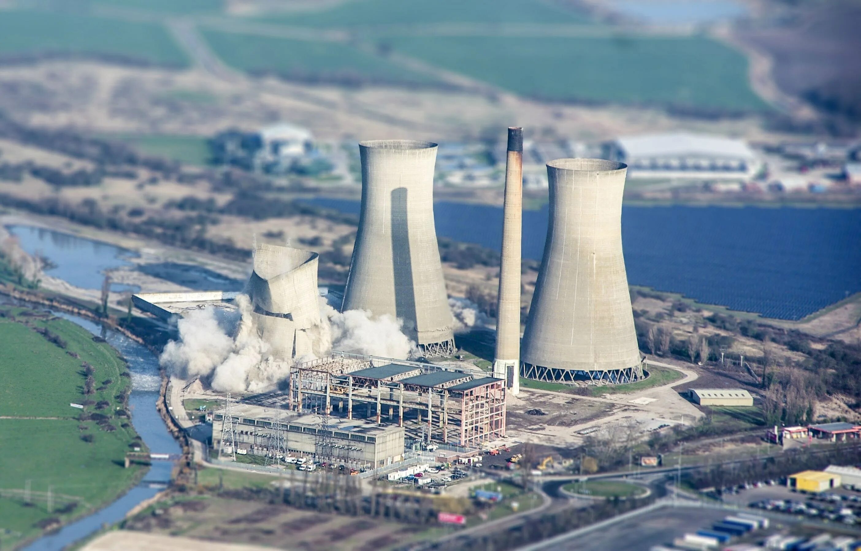 Виды ядерной энергии. Градирня АЭС Руппур. Нововоронежская АЭС сверху. Нововоронежская АЭС вид сверху. Игналинская атомная электростанция.