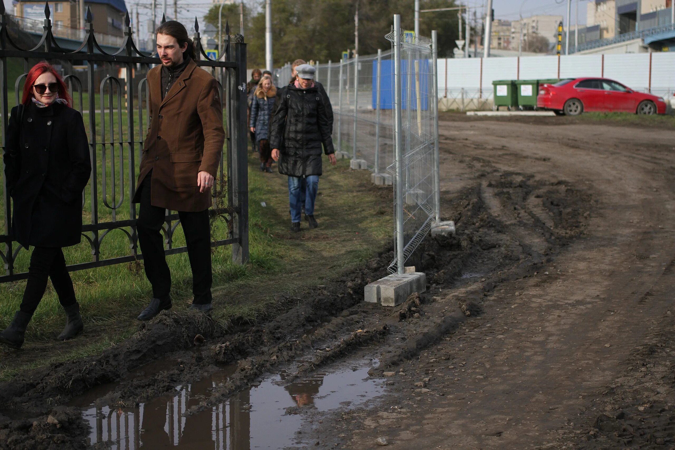 Люди перегородили реку. Человек загораживает. Саяногорск тротуары с людьми. Простые горожане фото. Перекрыт мост для пешеходов в Новосибирске.
