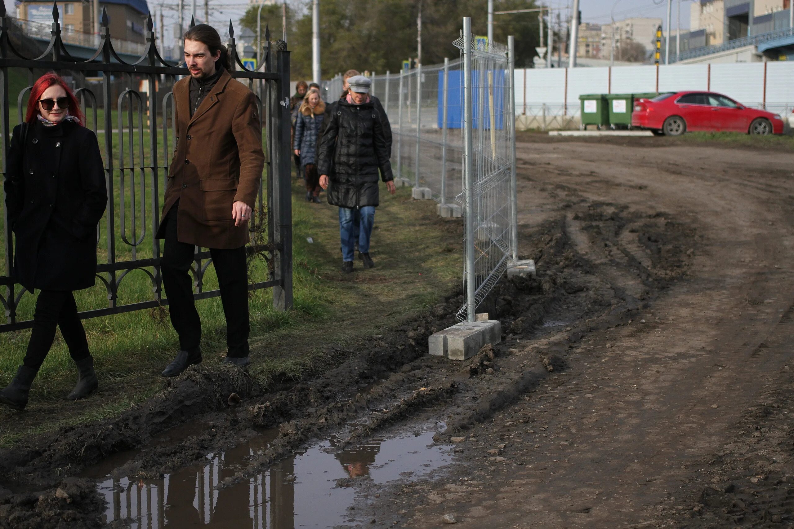 Человек загораживает. Саяногорск тротуары с людьми. Простые горожане фото. Перекрыт мост для пешеходов в Новосибирске.