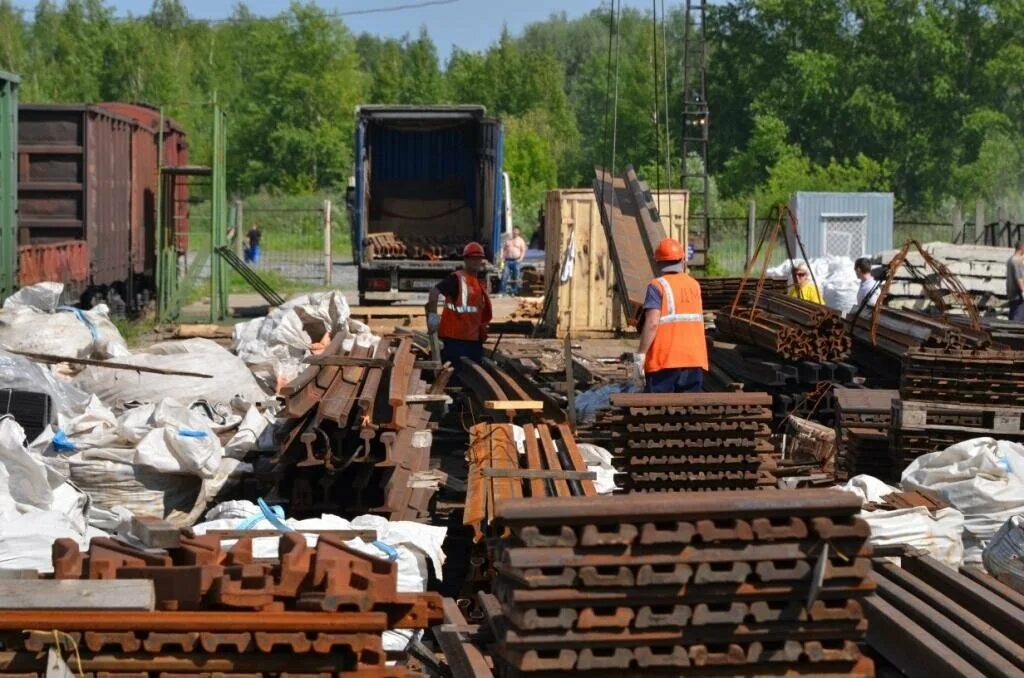 промышленный транспорт. железная дорога на белом фоне. железнодорожное снабжение. товарный поезд на белом фоне. железнодорожные перевозки в таможне.