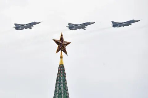 Самолеты на параде победы