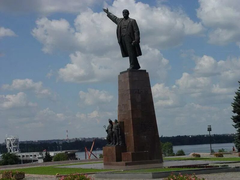 Ленин в запорожье. Запорожье ленина. Ленин и днепрогэс. Запорожье площадь ленина. Запорожье памятник ленину днепрогэс.