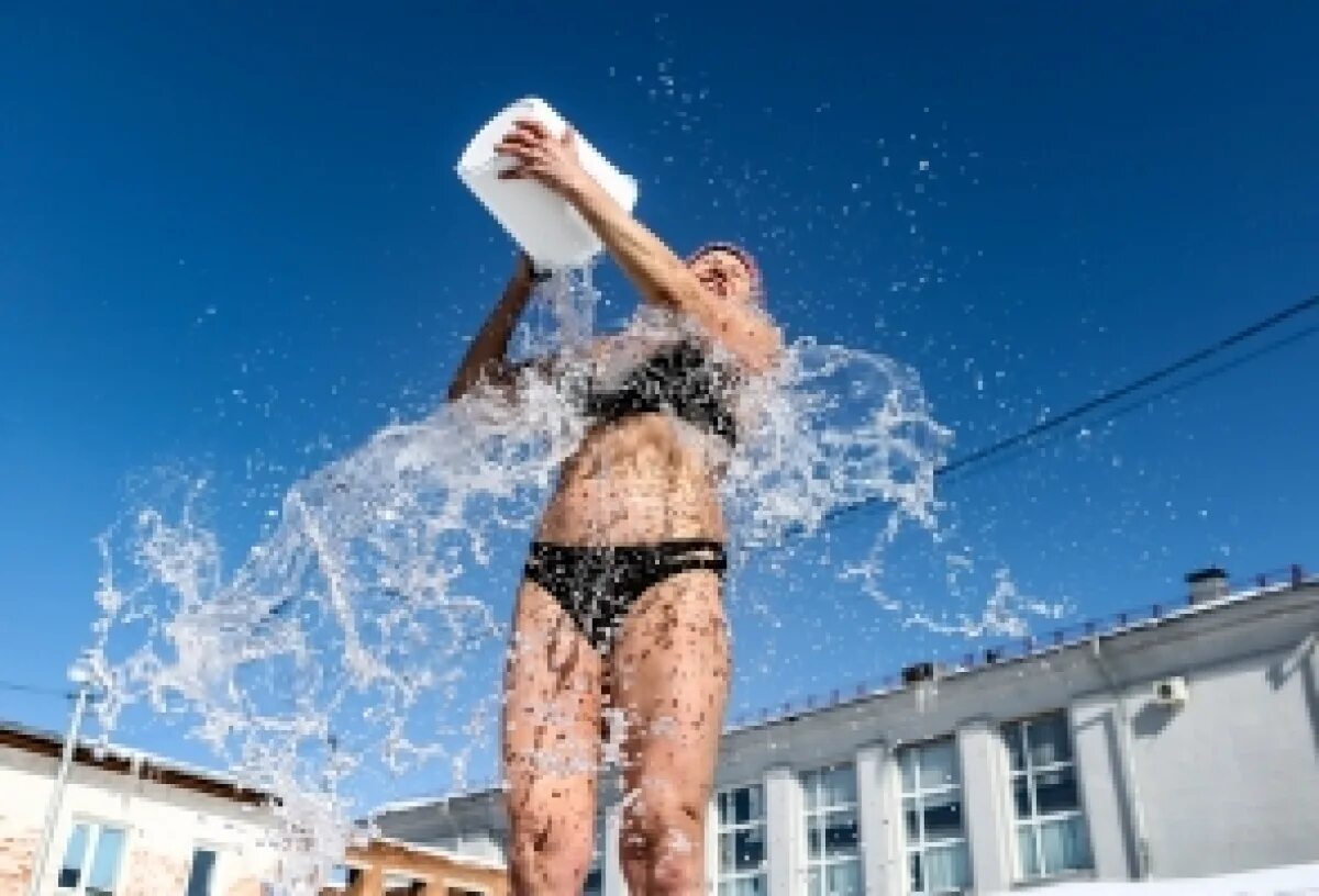 Обливание холодной водой женщинам. Закаливание холодной водой. Обливание холодной водой. Обливание холодной водой женщинам. Обливание холодной водой по утрам.