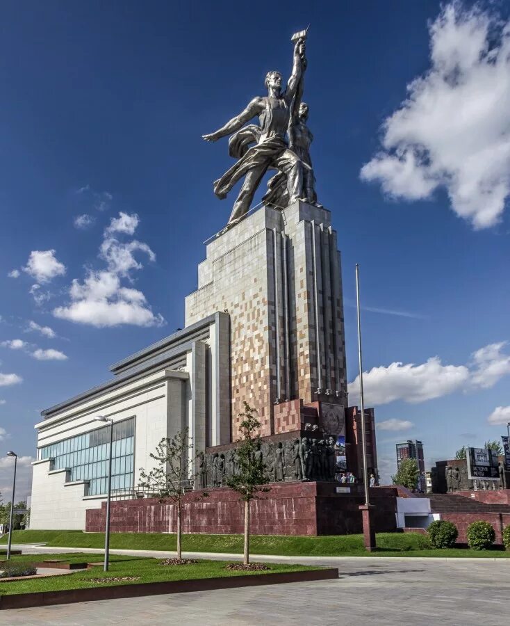 Памятник мосфильм. Памятник рабочий и колхозница в Москве. Памятник на ВДНХ рабочий и колхозница. Скульптура Мухиной рабочий и колхозница. ВДНХ памятник колхознице.