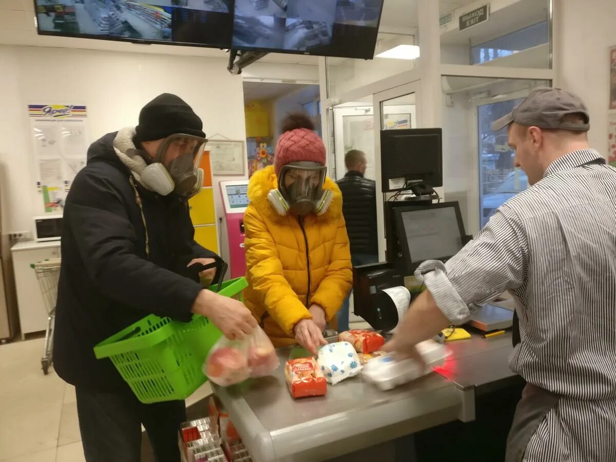 Магазин без маски. Люди в масках в магазине. Очередь на кассе. Народ в масках в продуктовом супермаркете. Очередь в магазине маски.