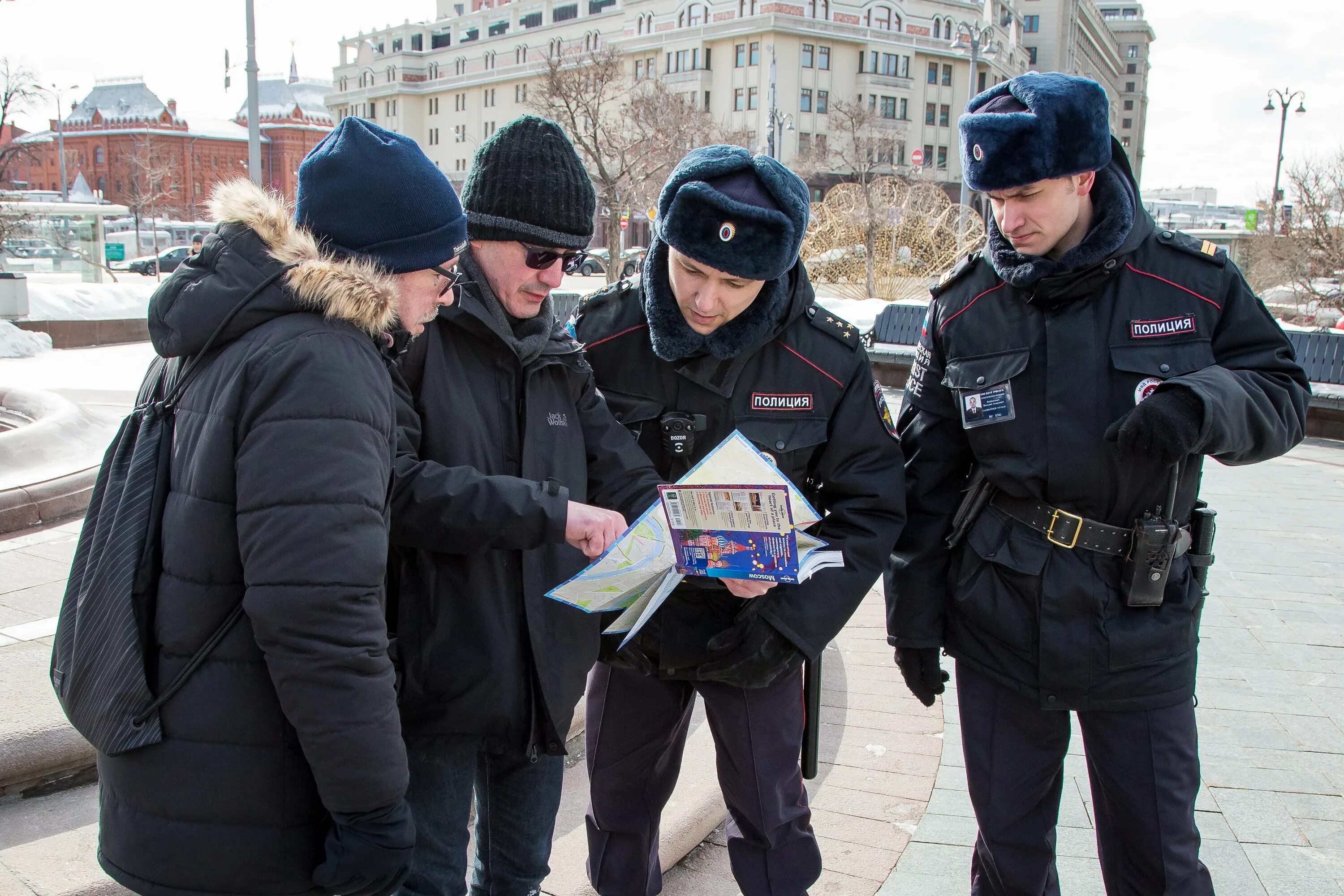 Какая работа полиции. Полиция и граждане. сотрудники правоохранительных органов. сотрудник полиции.