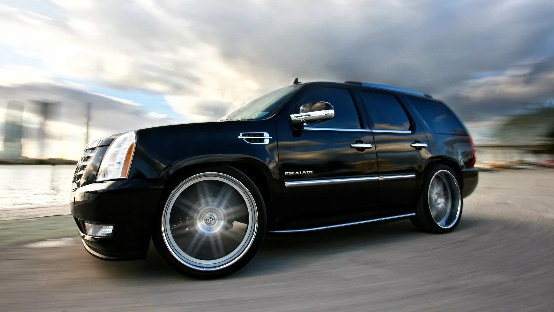 Едет черный кадиллак. Машина Кадиллак Эскалейд. Cadillac Escalade 900. Cadillac Escalade 2011 Tuning. Кадиллак Эскалейд черный.