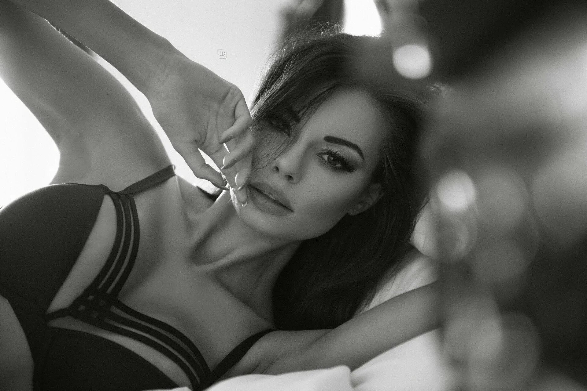 Красивые девушки на фоне с москвичом. Питер коулсон модели. Черно белая фотосессия. Черные белых девушек 18. Kristen bell обои.