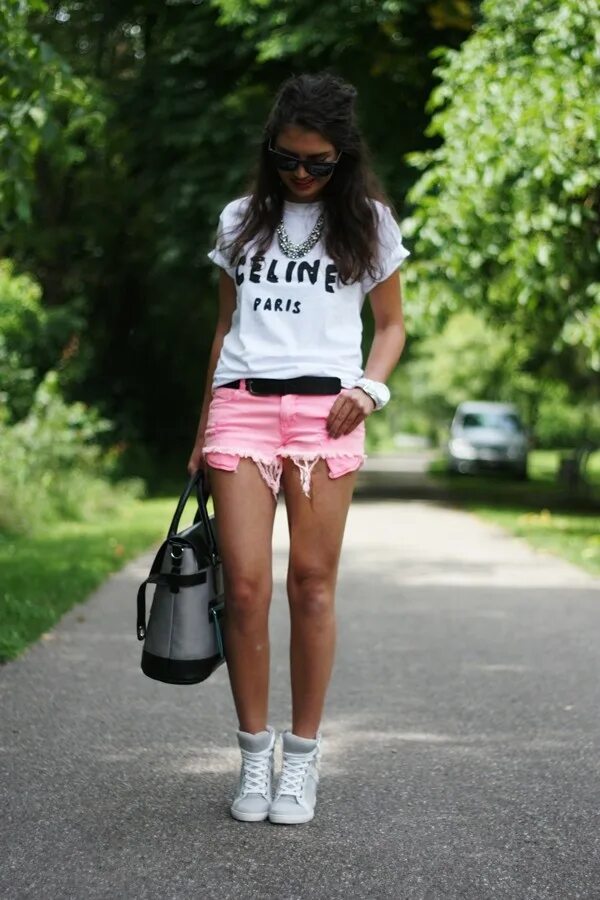 одевать шорты и футболки. летние образы. одевать шорты и футболки. летняя одежда для девушек. джинсовые шорты.