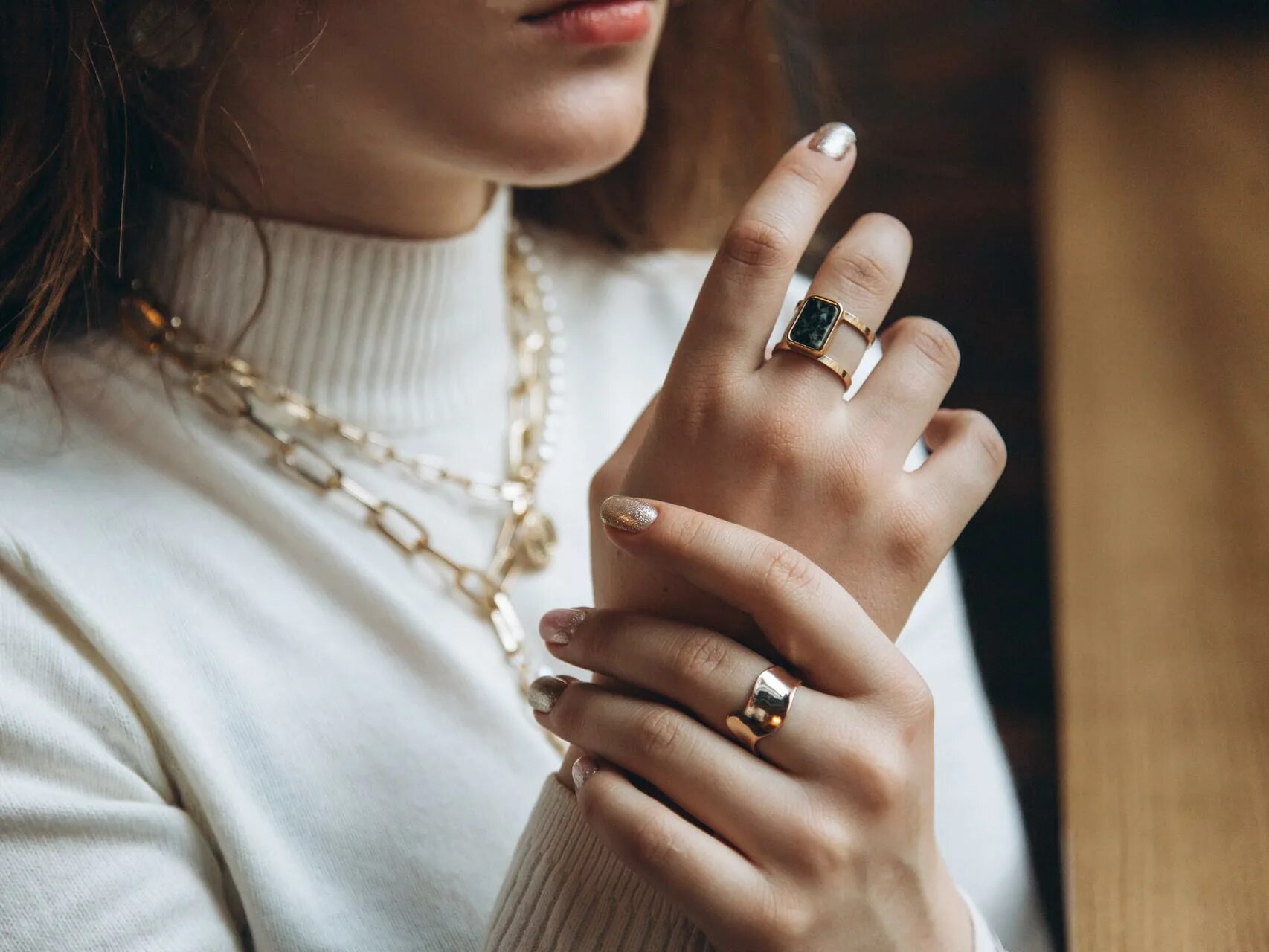 Можно мусульманину носить золото. Золотое кольцо на указательный палец для женщин. Кольцо на мизинец женское золотое купить. Красивые руки крупно. Украсить руки кольцами фото.