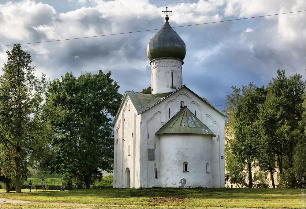 Храм спаса на нередице в новгороде. Новгородские храмы 12 века. Новгородская архитектура 12-13 века. Церковь на нередице великий новгород. Псково новгородская архитектура.