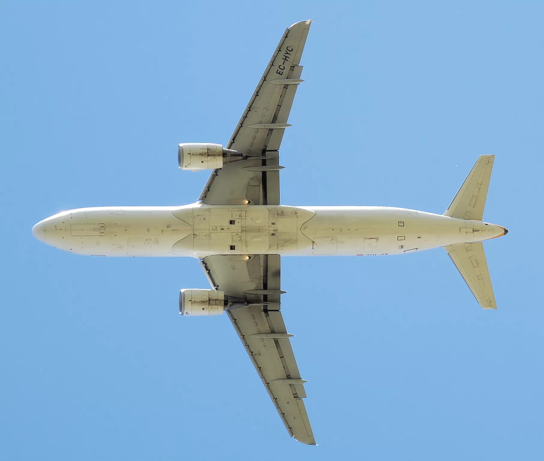 Самолет снизу. Шасси Боинг 737. Боинг 737 вид снизу. Шасси а320. Крыло Airbus a320.