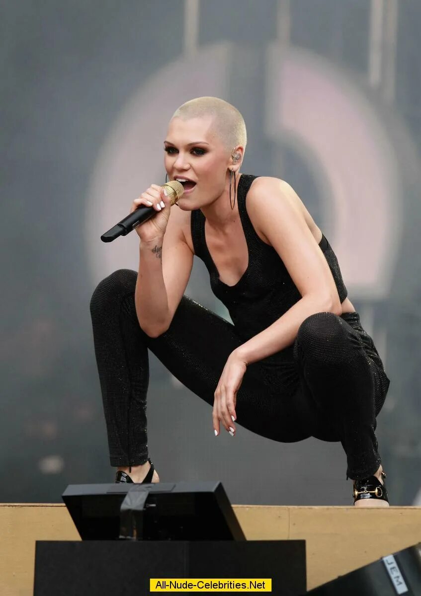 Лысая певица как зовут. Jessie j лысая. jessie j лысый. наргиз лысая. джесси джей подстриглась налысо.