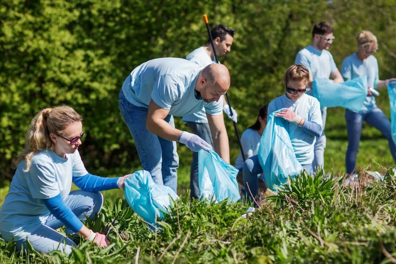 Ecology and people. Фото счастливых волонтеров. Всероссийский субботник 2023. Забота об окружающих картинка. Volunteering Cleaning.