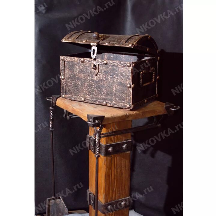 кованые элементы для сундука. сундук из металла. царский сундук сияние. сундук из дерева старинный. сундук рундук.