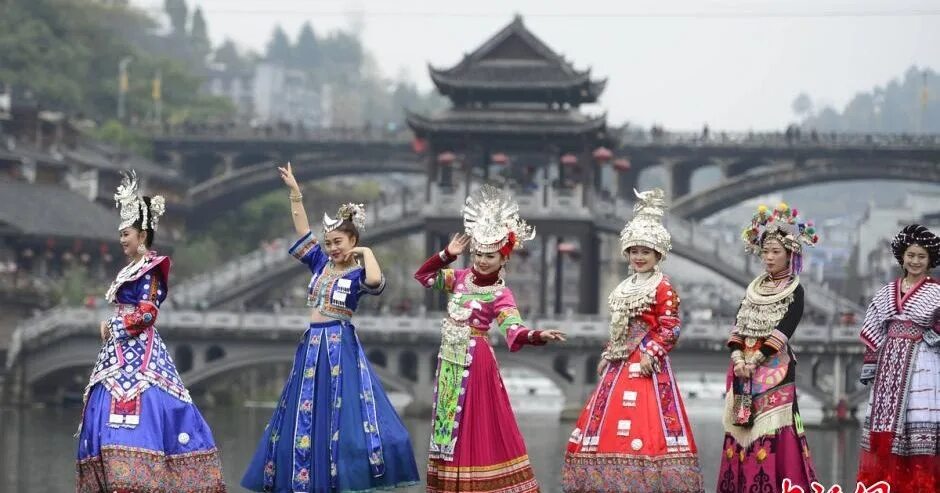 C in china. Шанхай перенаселение. Щедрость по китайские. Китай люди на улице. Китайские студенты.