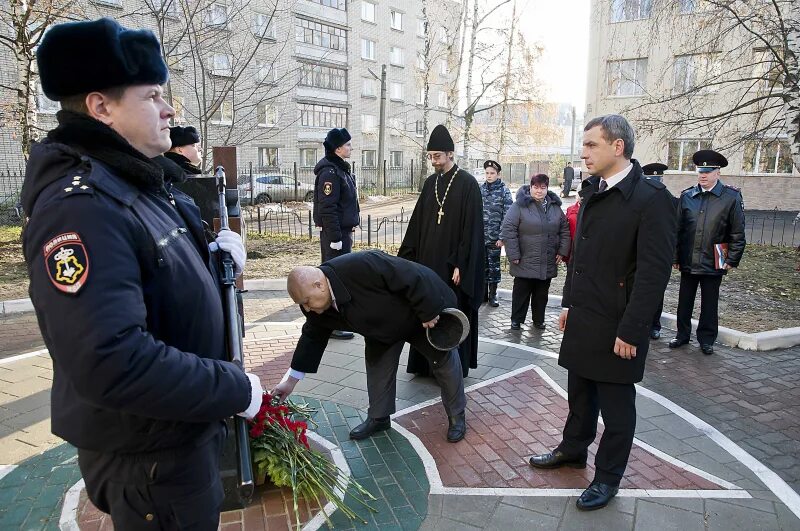 Сторож в ярославле свежие. Вневедомственная охрана Ярославль. Памятный знак вневедомственной охраны. Вневедомственная охрана на памятнике.