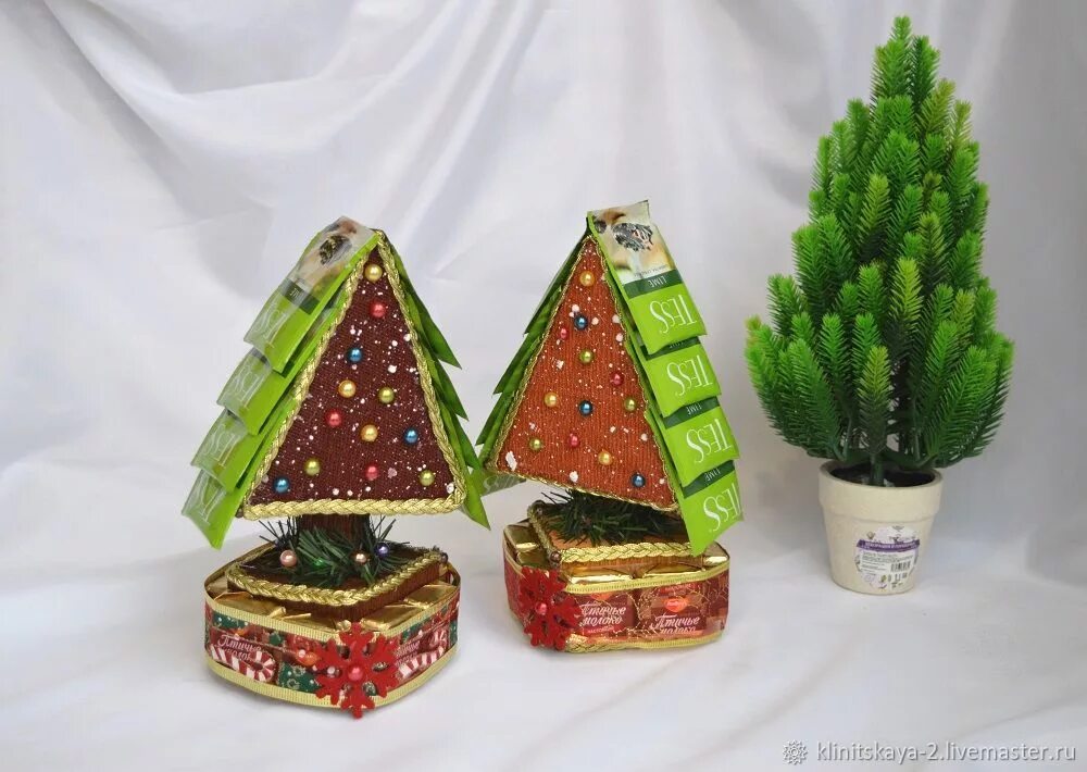 Сувениры на новый год. Самодельные подарки на новый год. Новогодние подарки своими руками. Новогодняя елка из конфет. Новогодняя упаковка для конфет.