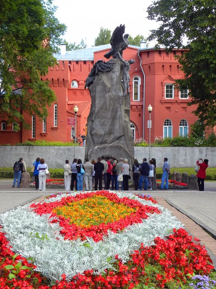 памятник в лопатинском саду смоленск. статуи в смоленске. ставка кутузова памятник. какие памятники в смоленске. кутузов памятник бюст смоленск.