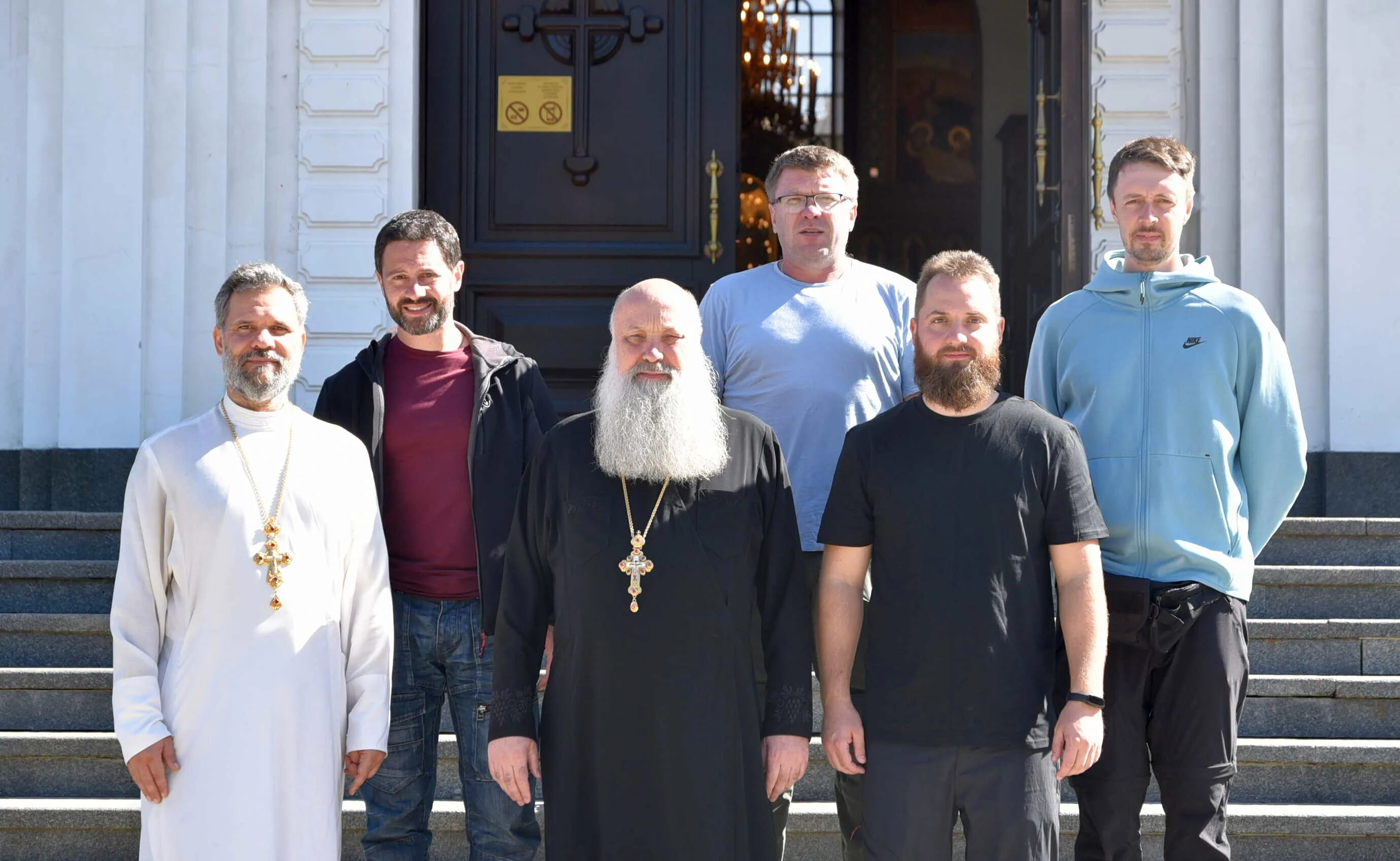 С праздником медовый спас. Спас нерукотворный икона византия. Новгородский спас нерукотворный 12 век. Икона иисуса христа спас нерукотворный. Успение пресвятой богородицы ореховый спас.